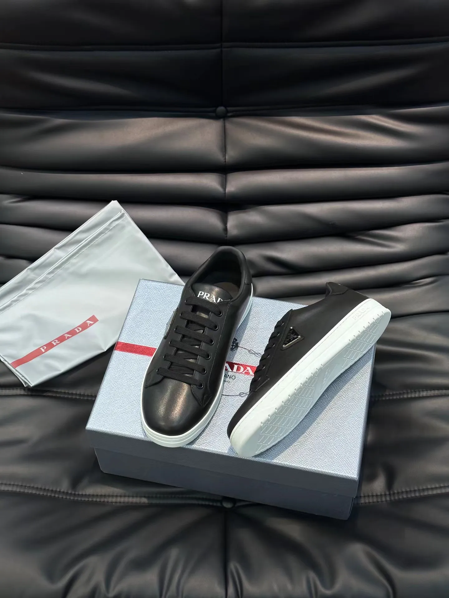 P380 Yuan 38-45 Prada Prada’s new men’s leather sports shoes, the highest version on the market, any comparison is welcome🆚! The original leather has excellent texture and is super high-end! Fetal sheep net lining imported from Italy, removable pad! Luxurious materials and fine workmanship, highly recommended!
